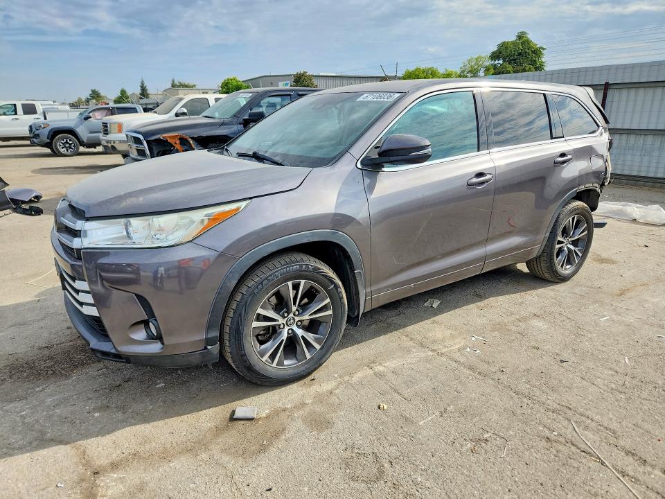 67106036 :رقم المزاد ، 5TDBZRFH0JS826815 vin ، 2018 Toyota Highlander مزاد بيع