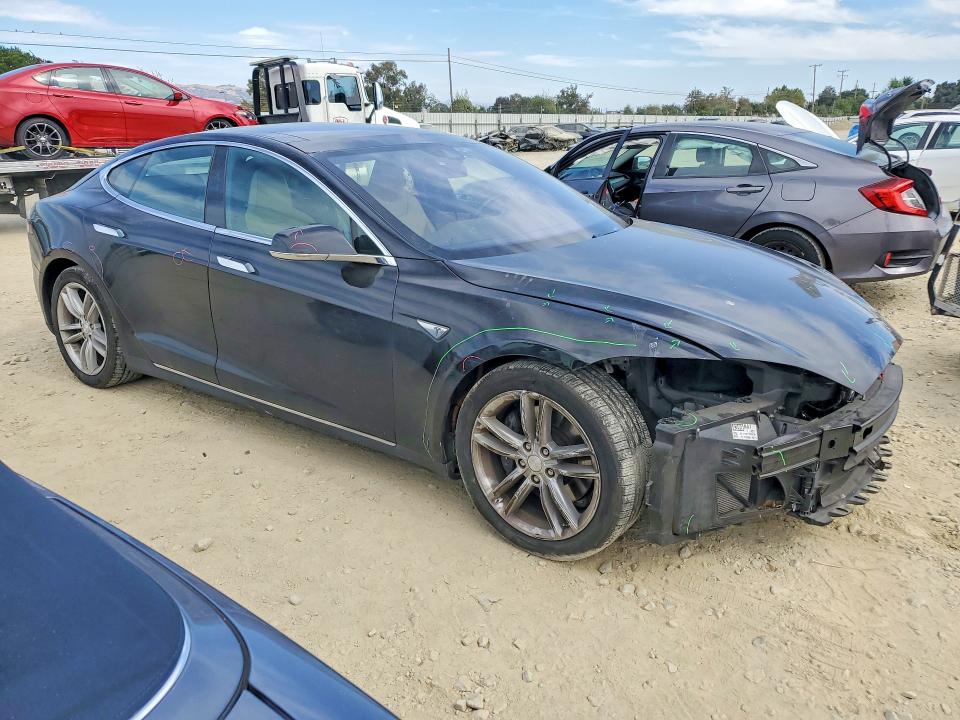 61451166 :رقم المزاد ، 5YJSA1H27FF085267 vin ، 2015 Tesla Model S مزاد بيع