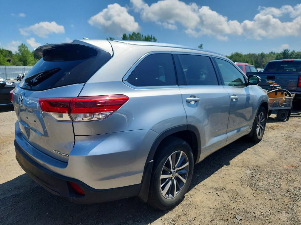 Продаж на аукціоні авто 2018 Toyota Highlander, vin: 5TDJZRFHXJS811038, номер лоту: 64102436