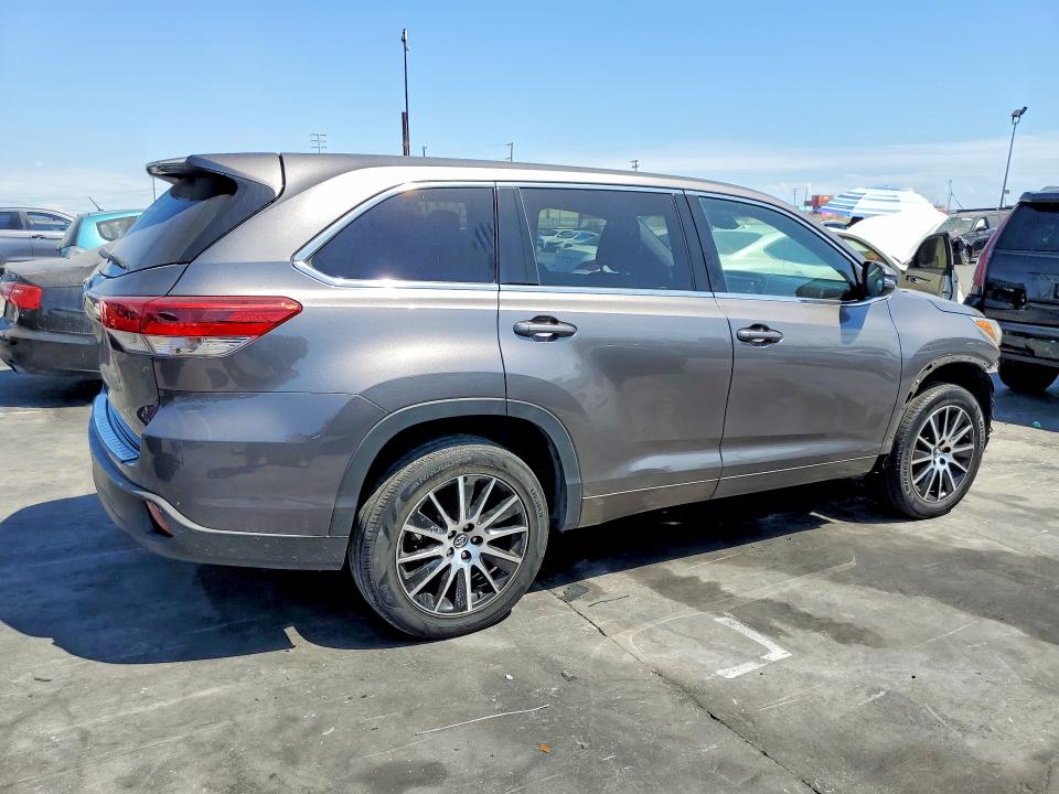 66143416 :رقم المزاد ، 5TDZARFHXJS039859 vin ، 2018 Toyota Highlander مزاد بيع