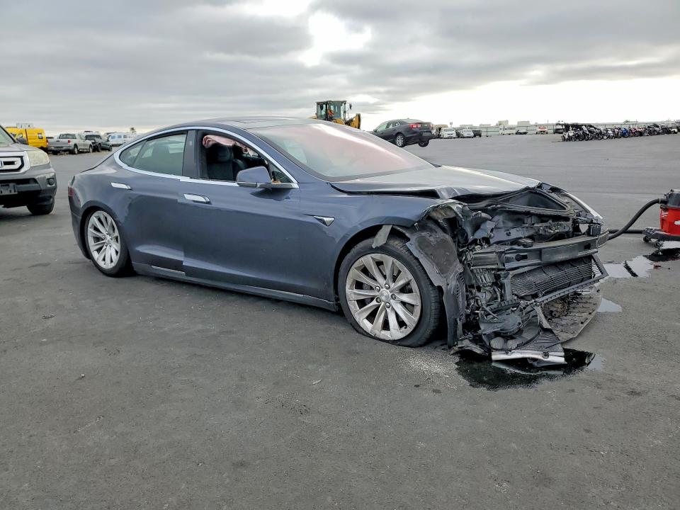 63572486 :رقم المزاد ، 5YJSA1E20HF205577 vin ، 2017 Tesla Model S مزاد بيع