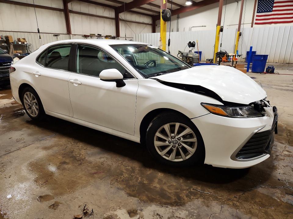 63911916 :رقم المزاد ، 4T1C11BKXMU032284 vin ، 2021 Toyota Camry مزاد بيع