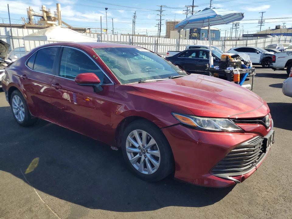 65659286 :رقم المزاد ، 4T1B11HK8JU583103 vin ، 2018 Toyota Camry مزاد بيع