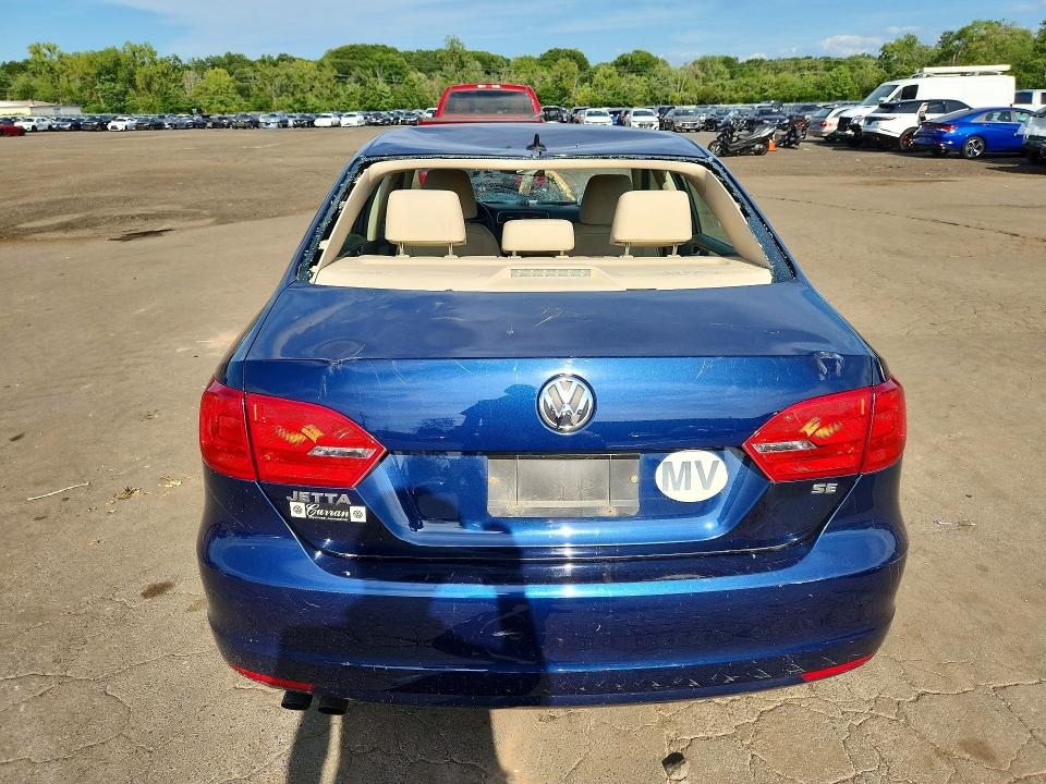 65634956 :رقم المزاد ، 3VWB17AJ1EM409857 vin ، 2014 Volkswagen Jetta مزاد بيع
