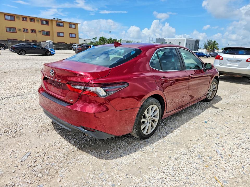 64279586 :رقم المزاد ، 4T1C11AK2NU642246 vin ، 2022 Toyota Camry مزاد بيع