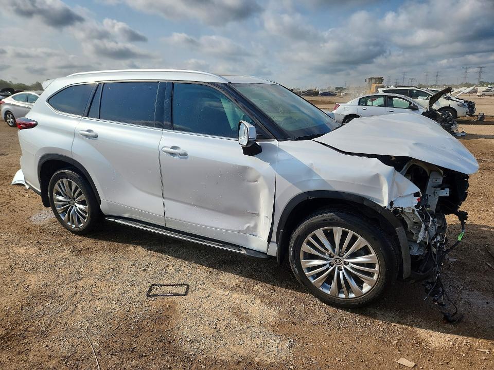 Продаж на аукціоні авто 2024 Toyota Highlander, vin: 5TDKDRBH7RS542128, номер лоту: 63947036