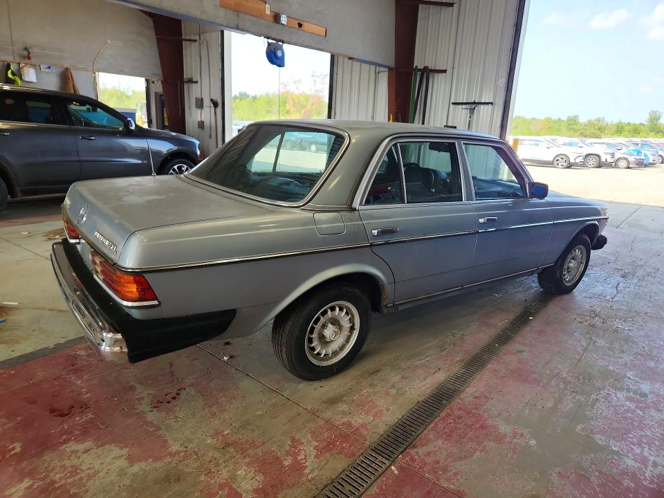 64431926 :رقم المزاد ، WDBAB33A3DB027576 vin ، 1983 Mercedes-benz 300 مزاد بيع