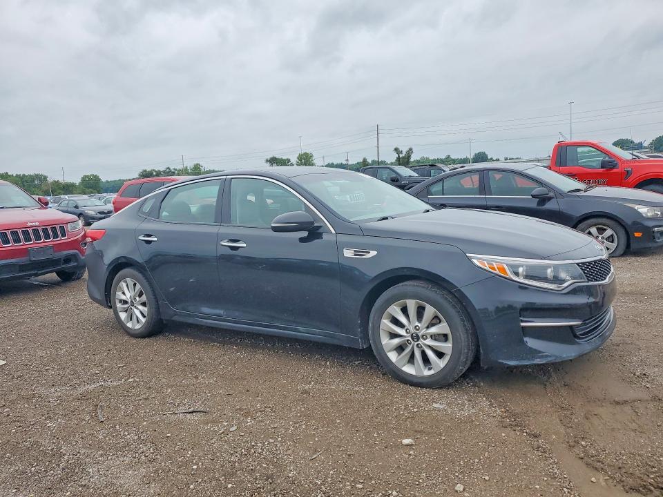2017 Kia Optima მანქანა იყიდება აუქციონზე, vin: 5XXGU4L38HG137598, აუქციონის ნომერი: 64147236
