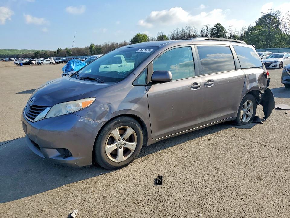 Продажа на аукционе авто 2014 Toyota Sienna, vin: 5TDKK3DC1ES499839, номер лота: 61929676