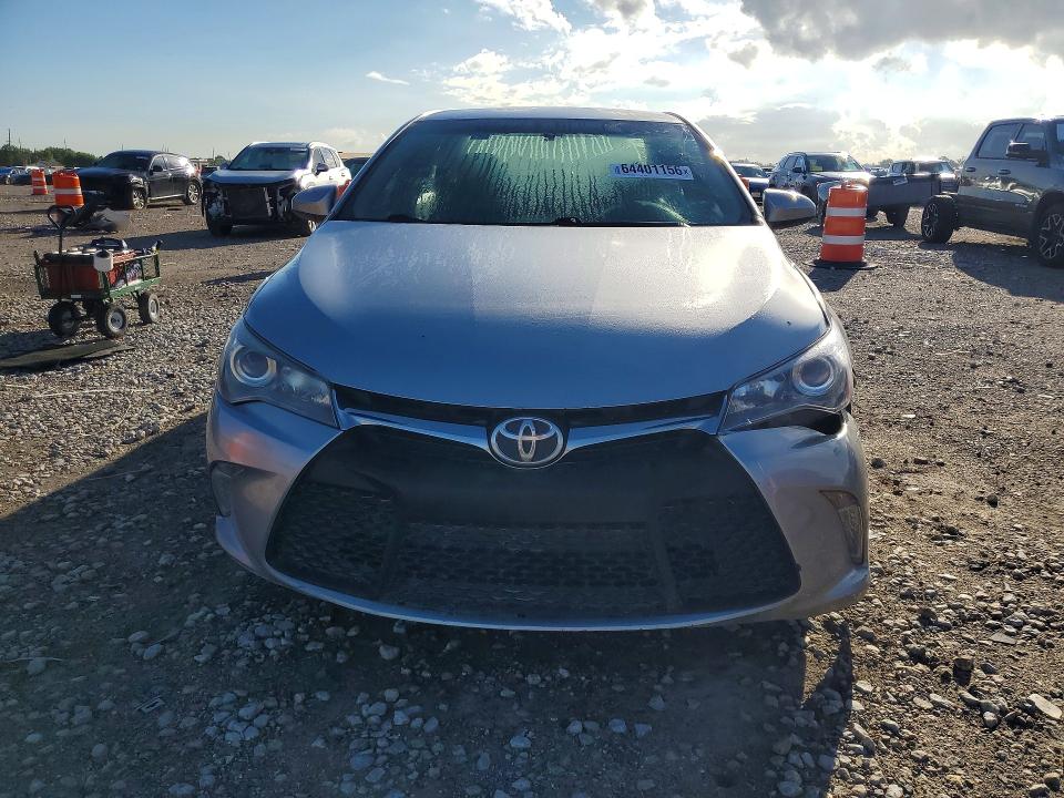 64401156 :رقم المزاد ، 4T1BF1FK0FU114888 vin ، 2015 Toyota Camry مزاد بيع
