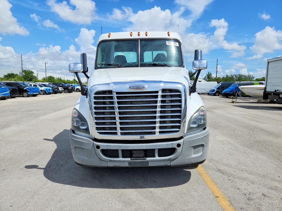 65948986 :رقم المزاد ، 1FUGGEDV0JLHB4053 vin ، 2018 Freightliner Cascadia 125 مزاد بيع