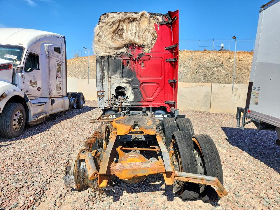 65360756 :رقم المزاد ، 3AKJGLDR8JSJE9338 vin ، 2018 Freightliner Cascadia 125 مزاد بيع