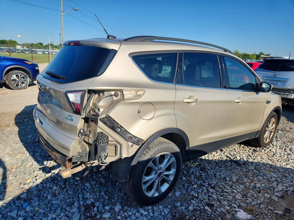 63511766 :رقم المزاد ، 1FMCU9GD0HUA62528 vin ، 2017 Ford Escape مزاد بيع