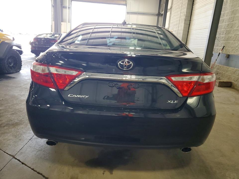 65459156 :رقم المزاد ، 4T1BK1FK4FU567438 vin ، 2015 Toyota Camry مزاد بيع