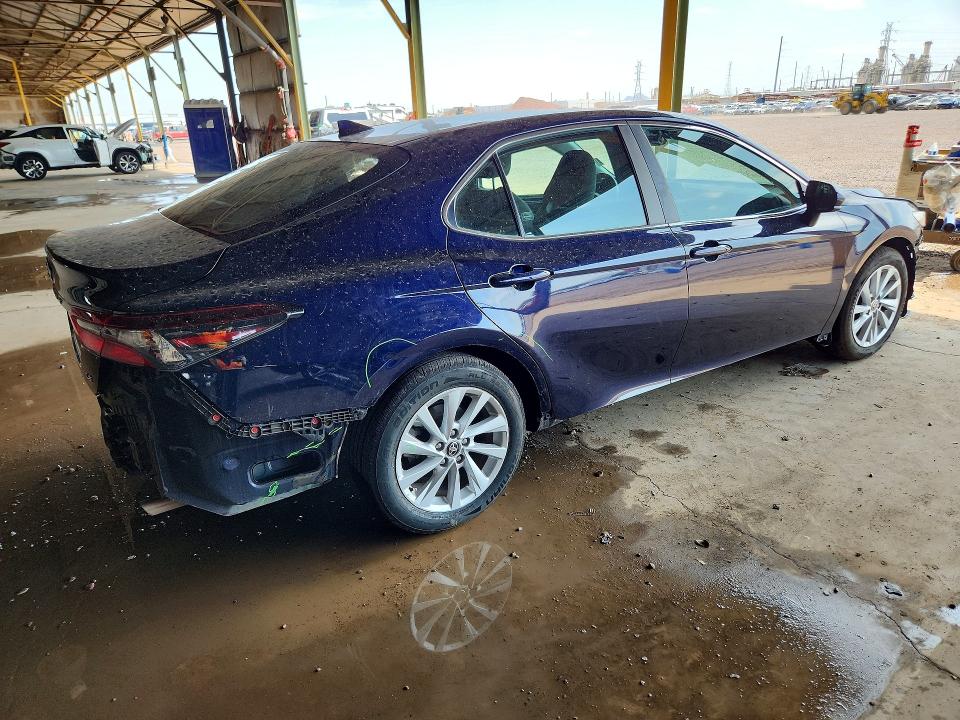 64469316 :رقم المزاد ، 4T1C11AK7NU647717 vin ، 2022 Toyota Camry مزاد بيع