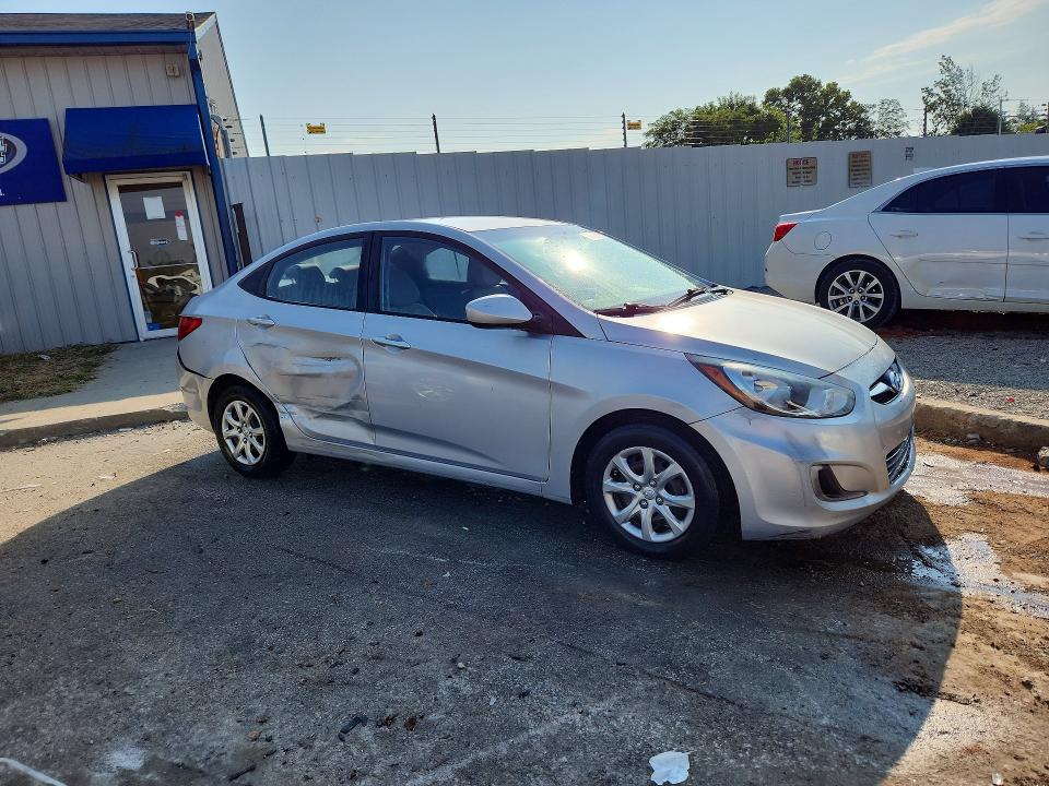 2013 Hyundai Accent მანქანა იყიდება აუქციონზე, vin: KMHCT4AE7DU556208, აუქციონის ნომერი: 64228926