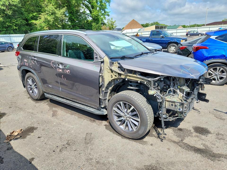 2017 Toyota Highlander მანქანა იყიდება აუქციონზე, vin: 5TDJZRFH7HS384685, აუქციონის ნომერი: 64914486
