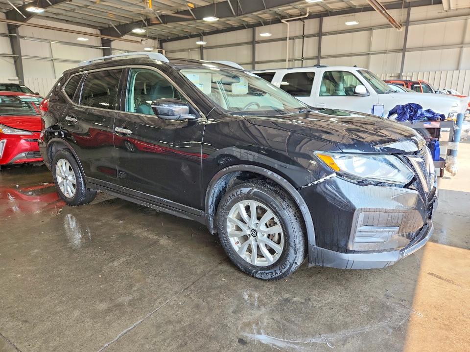 2017 Nissan Rogue მანქანა იყიდება აუქციონზე, vin: 5N1AT2MT4HC877818, აუქციონის ნომერი: 64573366