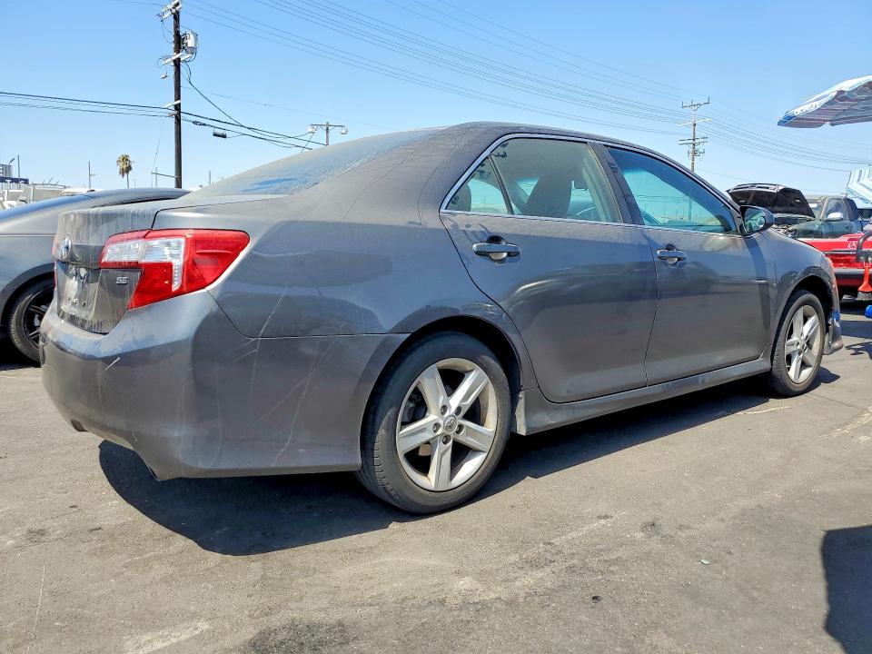 64539186 :رقم المزاد ، 4T1BF1FK8EU777141 vin ، 2014 Toyota Camry مزاد بيع