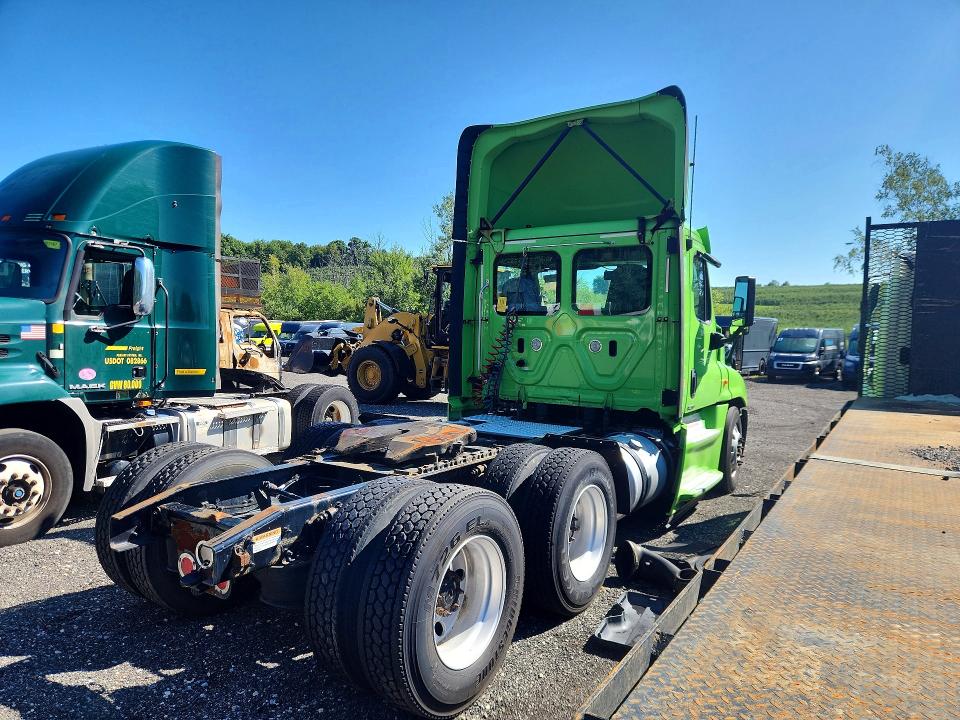 62761796 :رقم المزاد ، 3AKJGEDR1JDKC8706 vin ، 2018 Freightliner Cascadia 125 مزاد بيع
