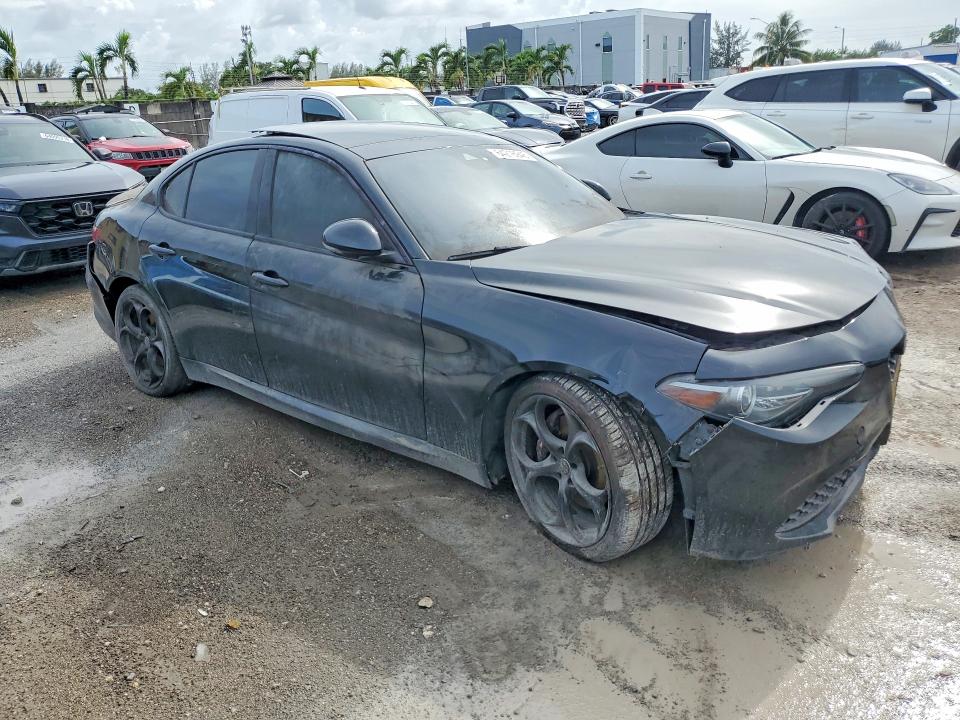 64216946 :رقم المزاد ، ZARFAECN2H7559683 vin ، 2017 Alfa Romeo Giulia مزاد بيع