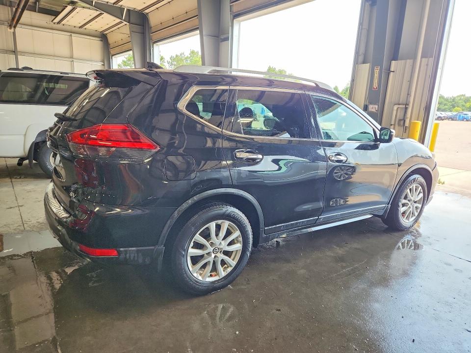 2017 Nissan Rogue მანქანა იყიდება აუქციონზე, vin: 5N1AT2MT4HC877818, აუქციონის ნომერი: 64573366