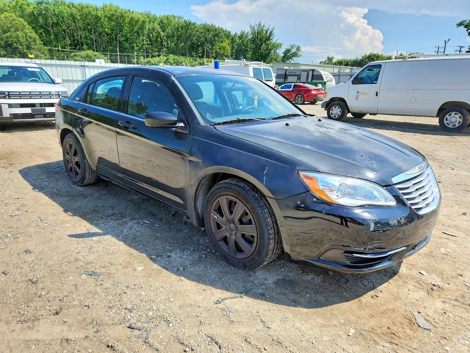 65631636 :رقم المزاد ، 1C3CCBAB3EN211398 vin ، 2014 Chrysler 200 مزاد بيع