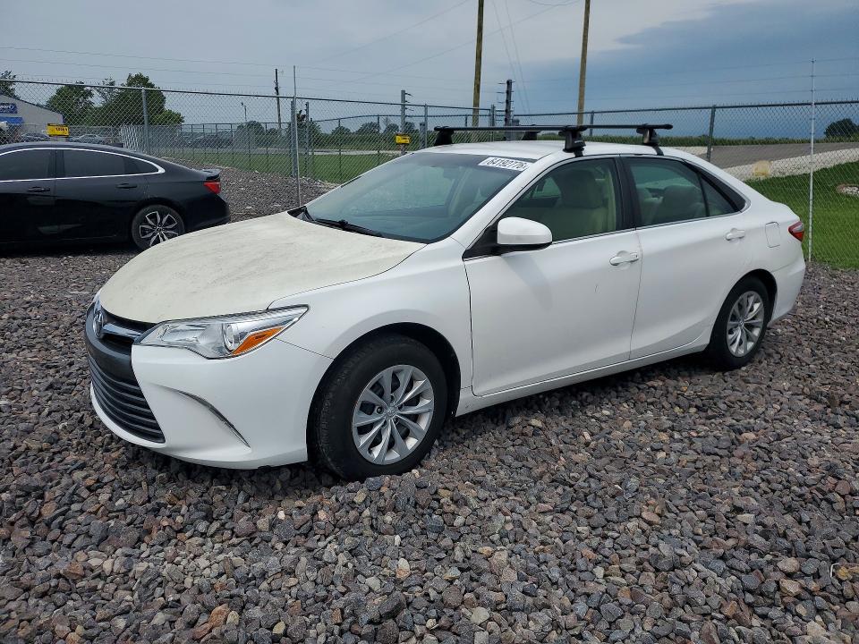 64192776 :رقم المزاد ، 4T1BF1FKXFU017181 vin ، 2015 Toyota Camry مزاد بيع