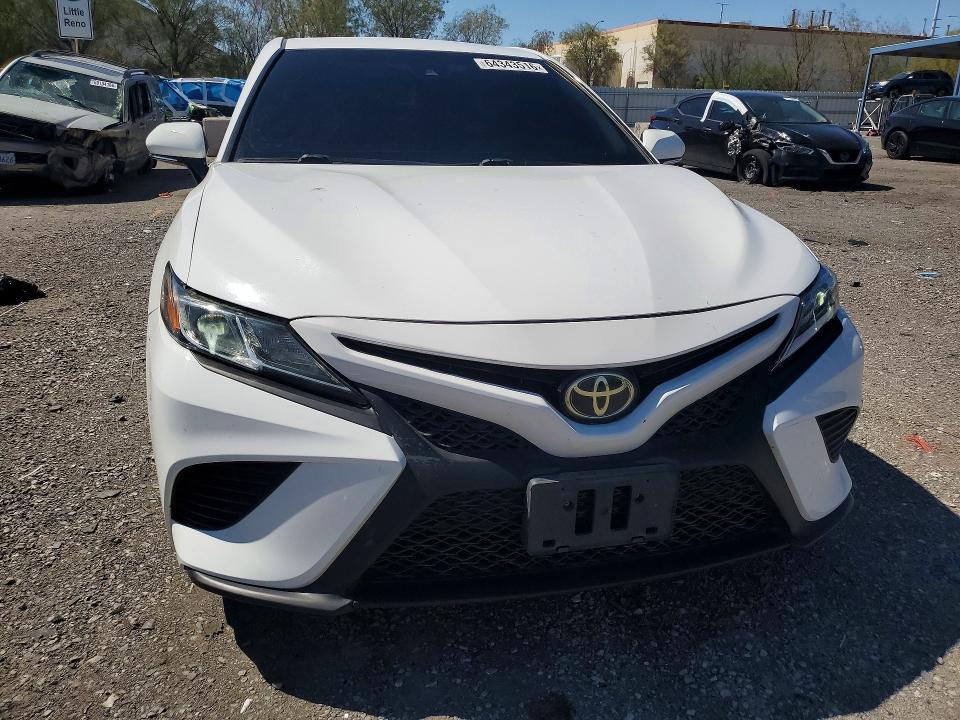 64343516 :رقم المزاد ، 4T1B11HK3JU094611 vin ، 2018 Toyota Camry مزاد بيع