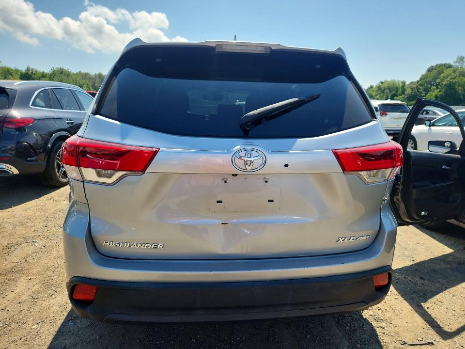 Продаж на аукціоні авто 2018 Toyota Highlander, vin: 5TDJZRFHXJS811038, номер лоту: 64102436