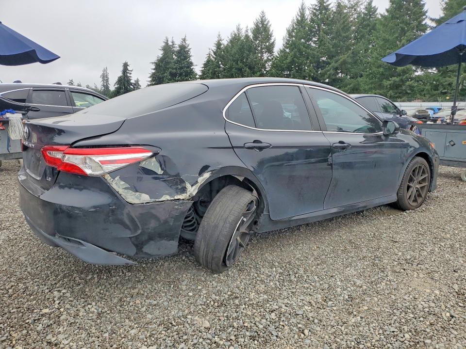 64423496 :رقم المزاد ، 4T1B11HK3JU074181 vin ، 2018 Toyota Camry مزاد بيع