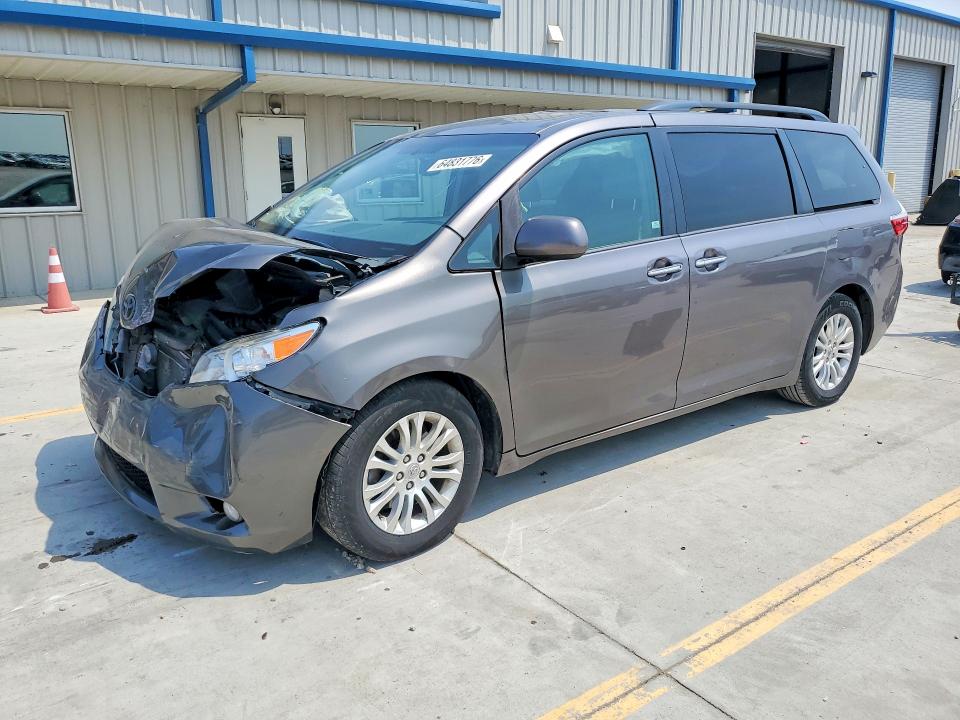 2015 Toyota Sienna მანქანა იყიდება აუქციონზე, vin: 5TDYK3DC6FS628945, აუქციონის ნომერი: 64831776