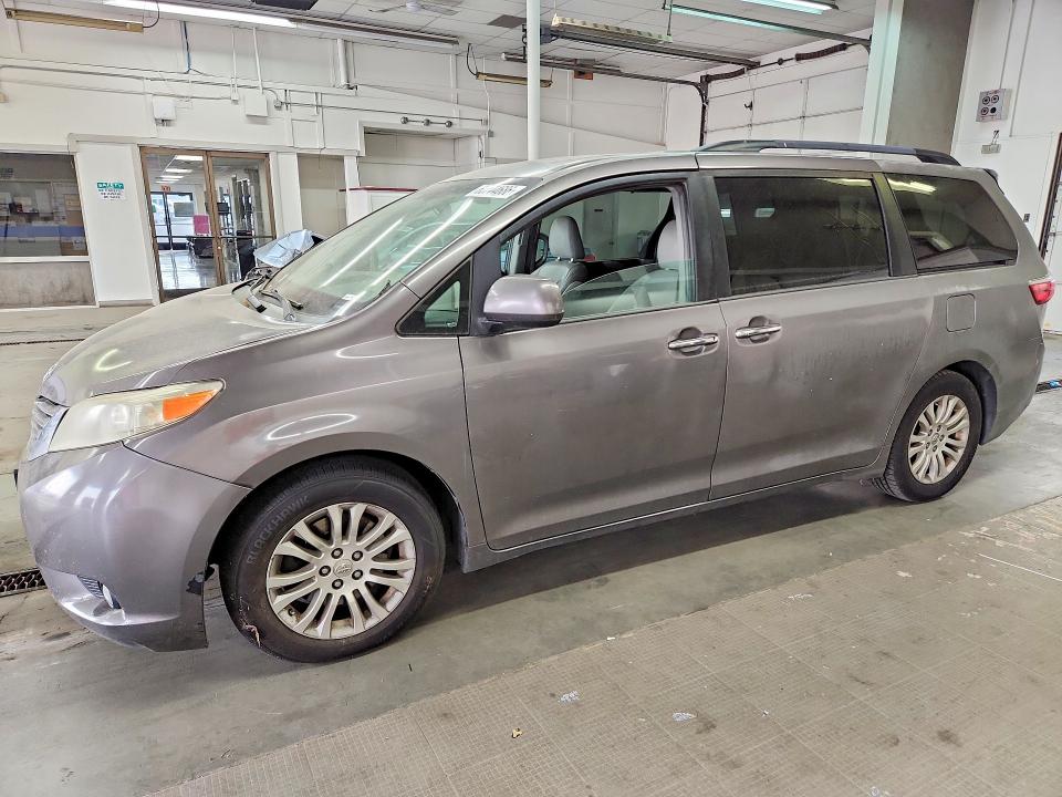 Auction sale of the 2016 Toyota Sienna, vin: 5TDYK3DCXGS692830, lot number: 63744686
