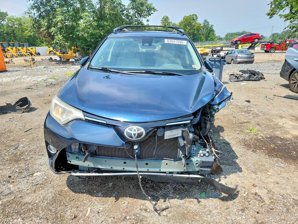 63947696 :رقم المزاد ، JTMRFREV5JJ737642 vin ، 2018 Toyota Rav4 مزاد بيع