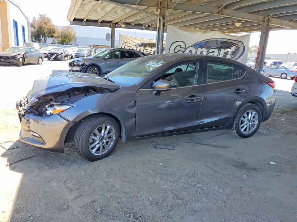 62128086 :رقم المزاد ، 3MZBN1U76JM189837 vin ، 2018 Mazda 3 مزاد بيع
