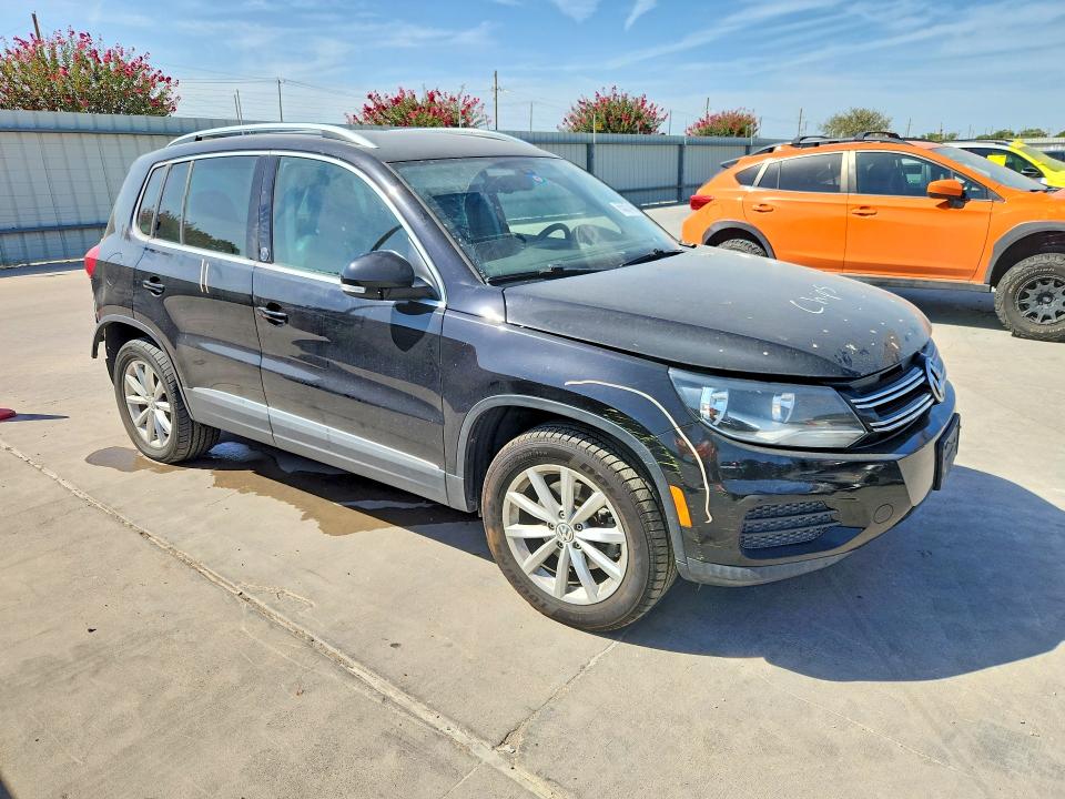 65527446 :رقم المزاد ، WVGRV7AX7HK017645 vin ، 2017 Volkswagen Tiguan مزاد بيع