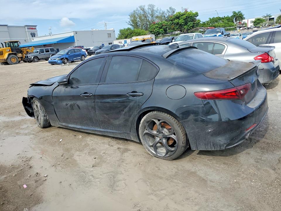 64216946 :رقم المزاد ، ZARFAECN2H7559683 vin ، 2017 Alfa Romeo Giulia مزاد بيع