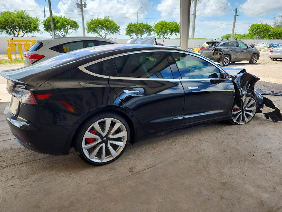 64323556 :رقم المزاد ، 5YJ3E1EB3JF182911 vin ، 2018 Tesla Model 3 مزاد بيع