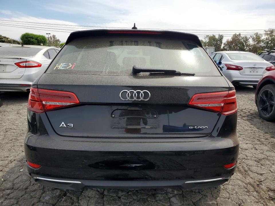 Продаж на аукціоні авто 2018 Audi A3, vin: WAUUPBFF3JA058164, номер лоту: 64848136