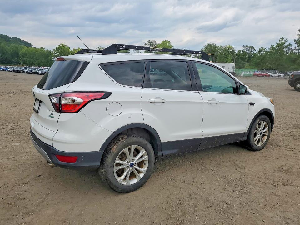 64693866 :رقم المزاد ، 1FMCU0GD0HUE77134 vin ، 2017 Ford Escape مزاد بيع