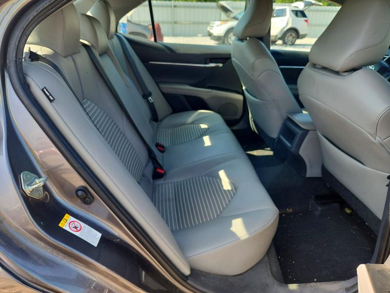 63507466 :رقم المزاد ، 4T1B11HK0JU135034 vin ، 2018 Toyota Camry مزاد بيع