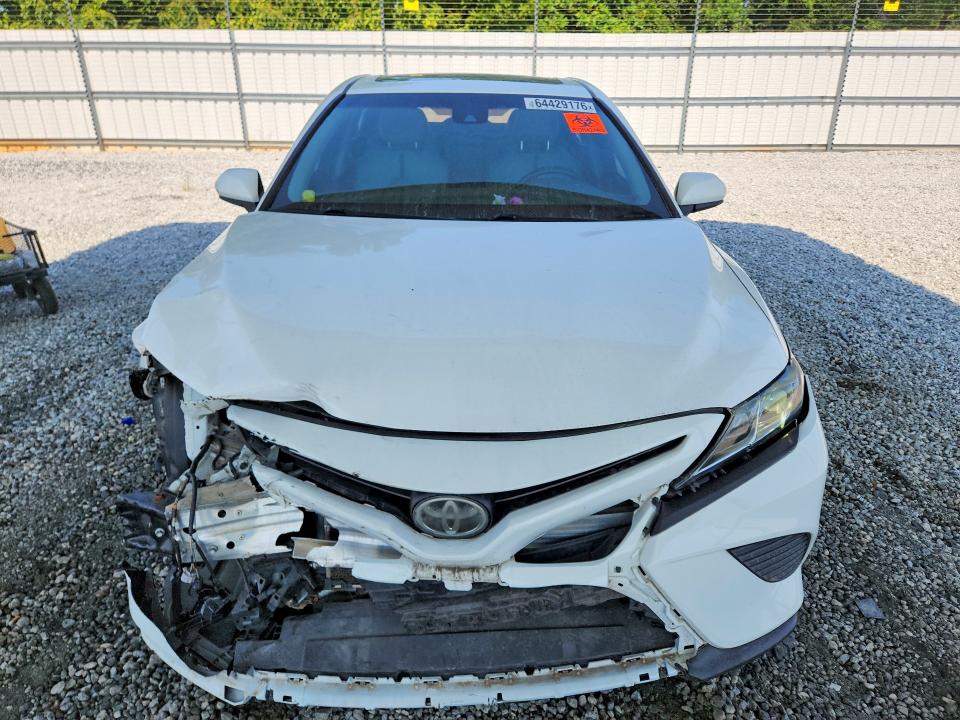 64429176 :رقم المزاد ، 4T1B11HK1JU035136 vin ، 2018 Toyota Camry مزاد بيع