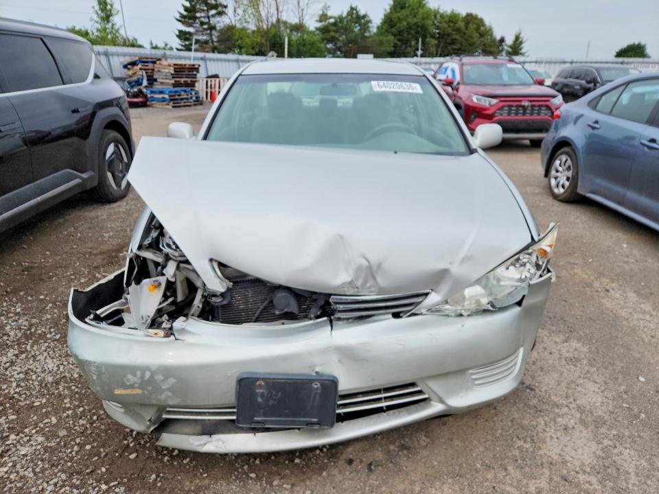64020636 :رقم المزاد ، 4T1BF32K75U602199 vin ، 2005 Toyota Camry مزاد بيع
