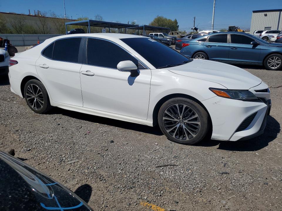 64343516 :رقم المزاد ، 4T1B11HK3JU094611 vin ، 2018 Toyota Camry مزاد بيع