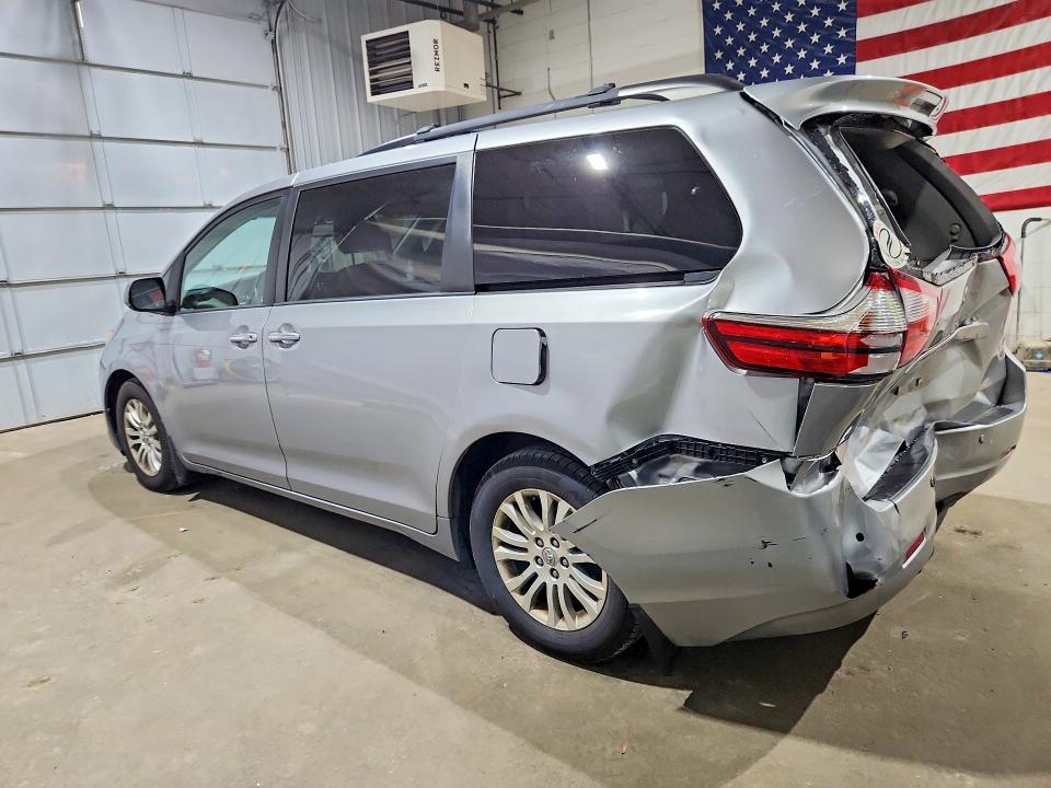 64012076 :رقم المزاد ، 5TDYZ3DC9HS897908 vin ، 2017 Toyota Sienna مزاد بيع