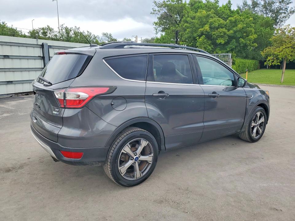 63901036 :رقم المزاد ، 1FMCU9GD4HUB23850 vin ، 2017 Ford Escape مزاد بيع
