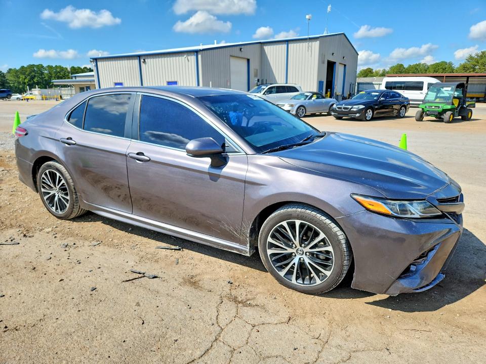 2018 Toyota Camry მანქანა იყიდება აუქციონზე, vin: 4T1B11HK4JU590484, აუქციონის ნომერი: 64144026