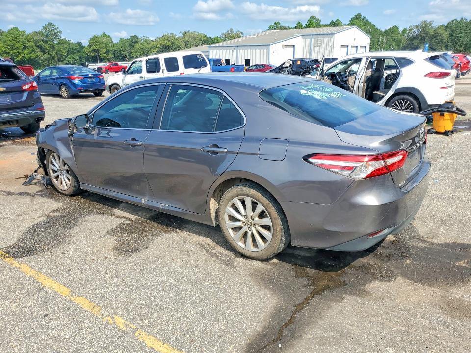 66193216 :رقم المزاد ، 4T1B11HK2JU547858 vin ، 2018 Toyota Camry مزاد بيع
