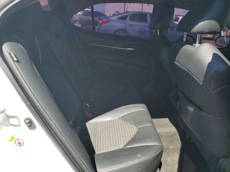 64343516 :رقم المزاد ، 4T1B11HK3JU094611 vin ، 2018 Toyota Camry مزاد بيع