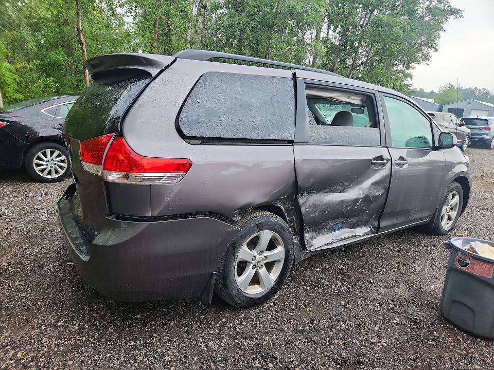 2011 Toyota Sienna მანქანა იყიდება აუქციონზე, vin: 5TDKA3DC1BS002044, აუქციონის ნომერი: 60180956